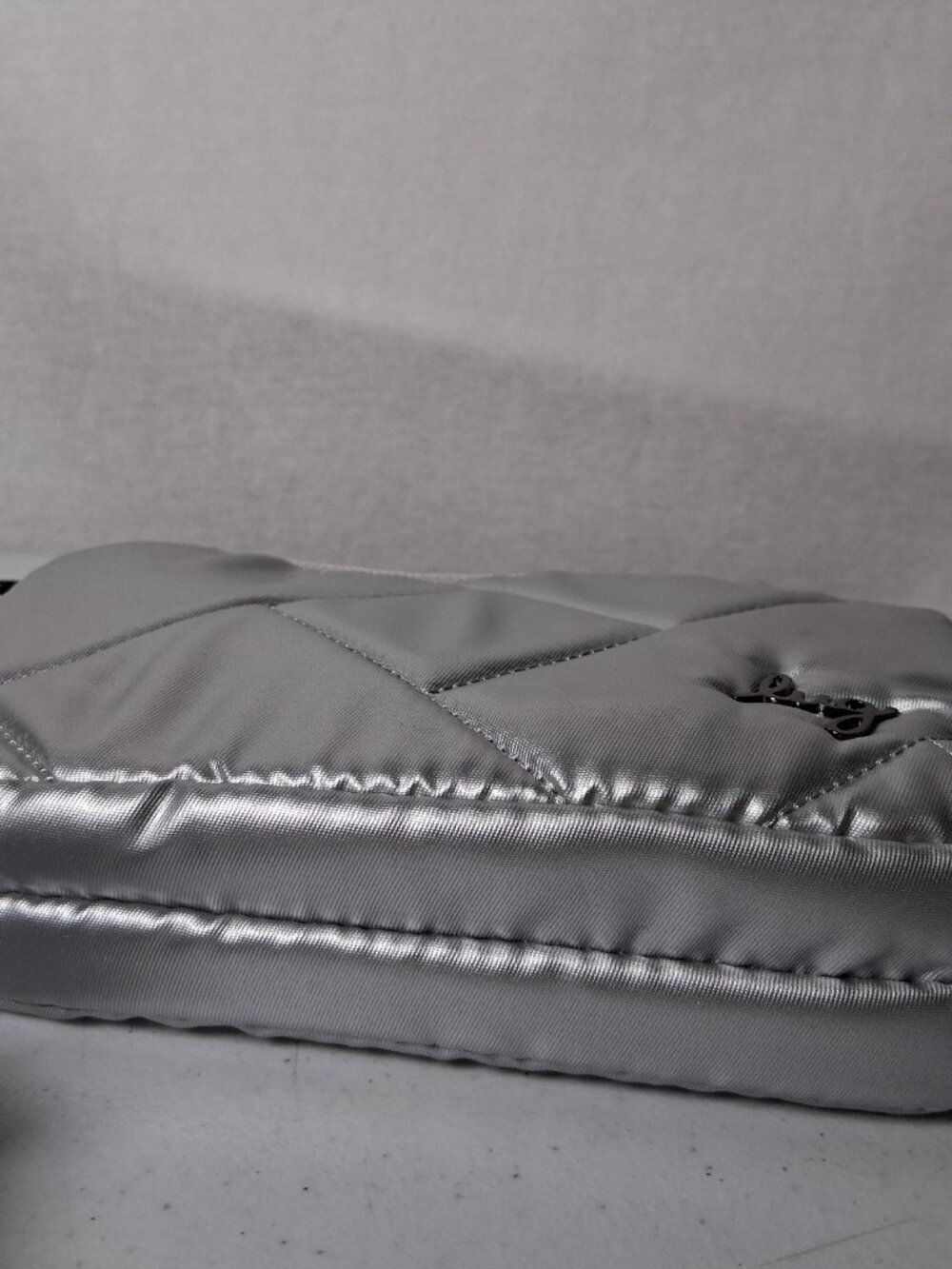 LUG Purse Coupe SE Quiled Metallic Silver Small Crossbody Bag Zipper 7" - Picture 11 of 16
